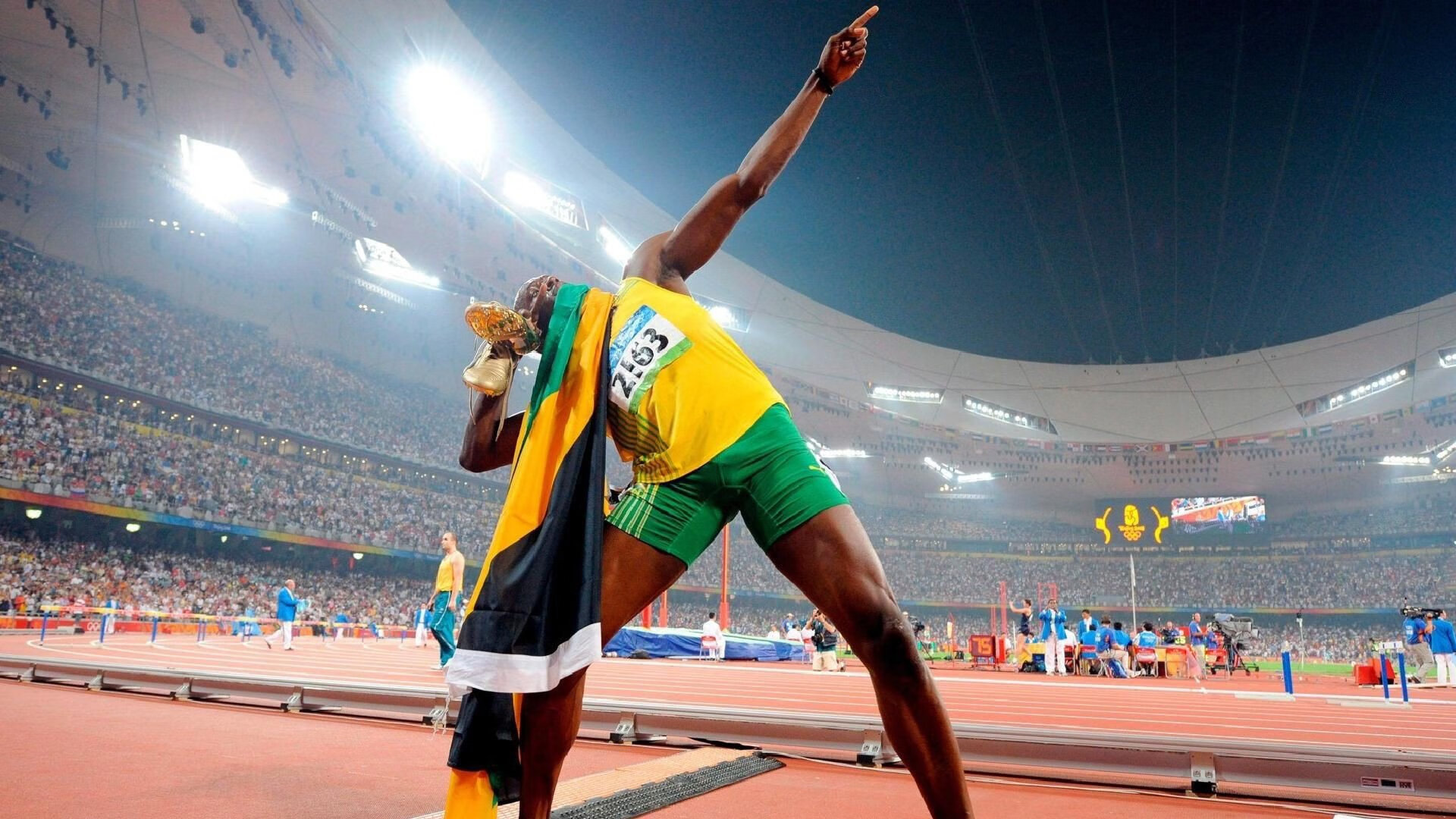 “飞盘对决：成都三叉湖赛场激情四溢，选手飞翔空中”