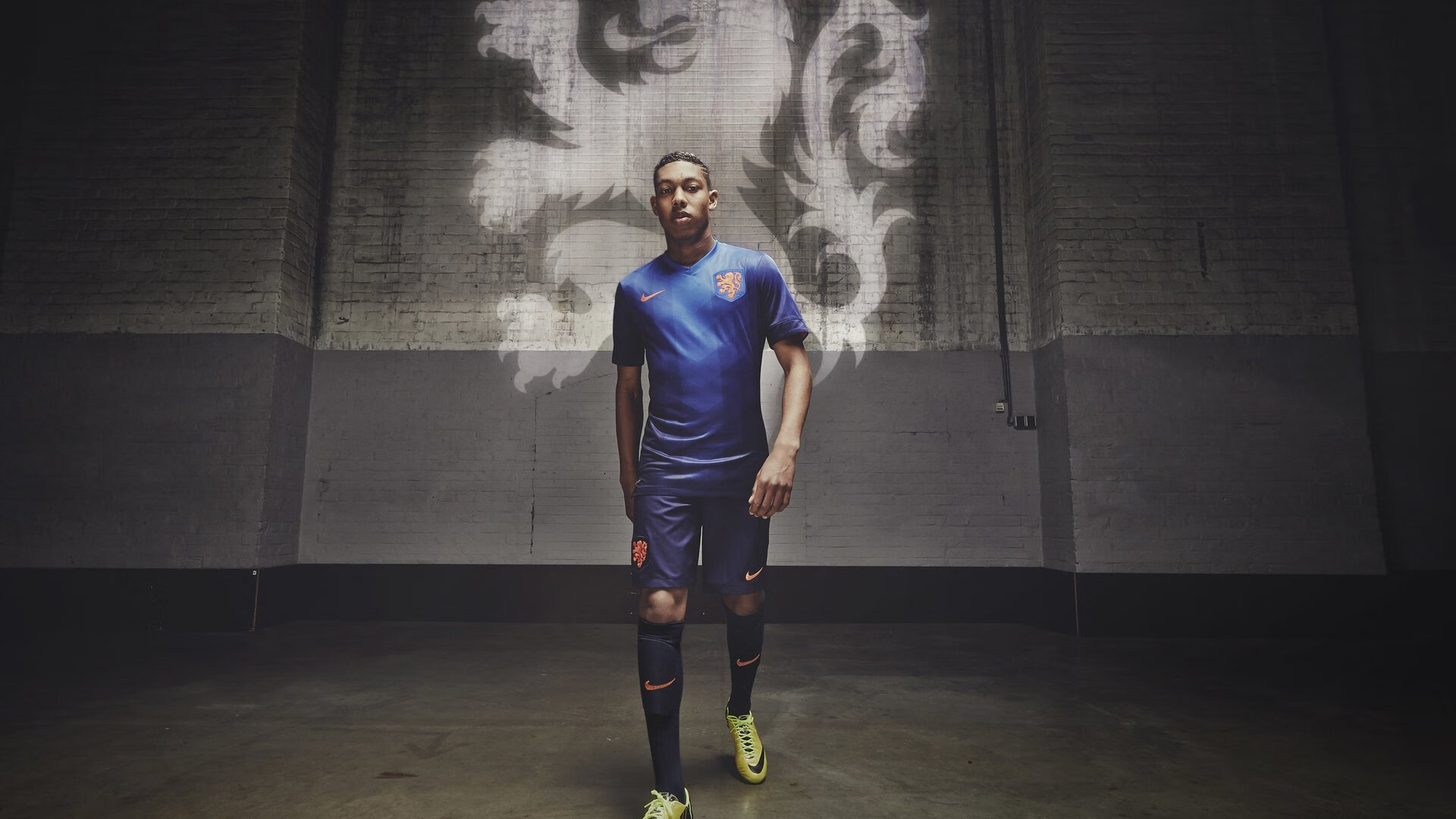 九游(jiuyou)官方网站-现场气氛火爆！球迷欢呼不断，场内外热情爆棚！，球赛现场的气氛